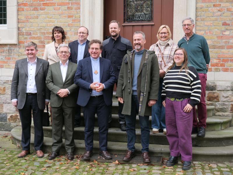 Enkele van de mensen die de rondleiding mee mogelijk maakten, waaronder Bart Nayaert, bisschop Lode Aerts, Johan De Witte-Vroman en Mieke Van de Vijver © Michiel Van Mulders