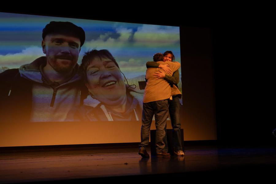 Op de achtergrond Caro Bridts met haar zoon. Na de voorstelling was Caro zichtbaar ontroerd door de vertolking van haar verhaal door Stefanie © Studiokto