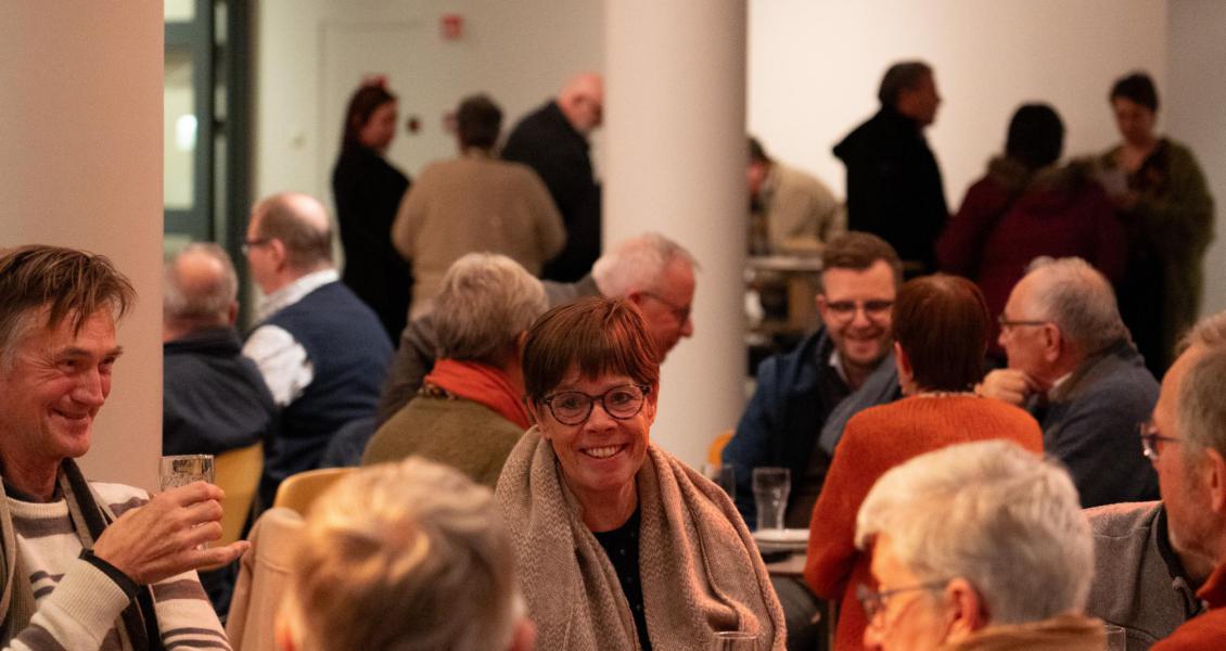 Na de voorstelling was er een gezellig en hartelijk ontmoetingsmoment om na te praten over een verhaal dat ons allemaal stil maakte. © Studiokto