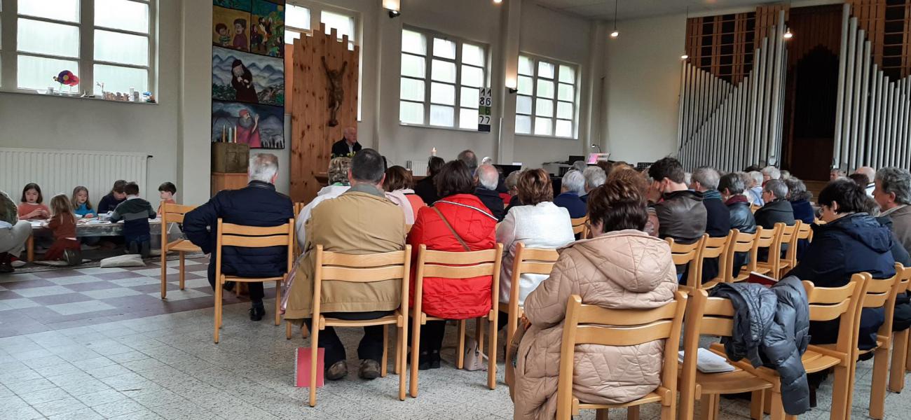Kapel van binnen tijdens viering 