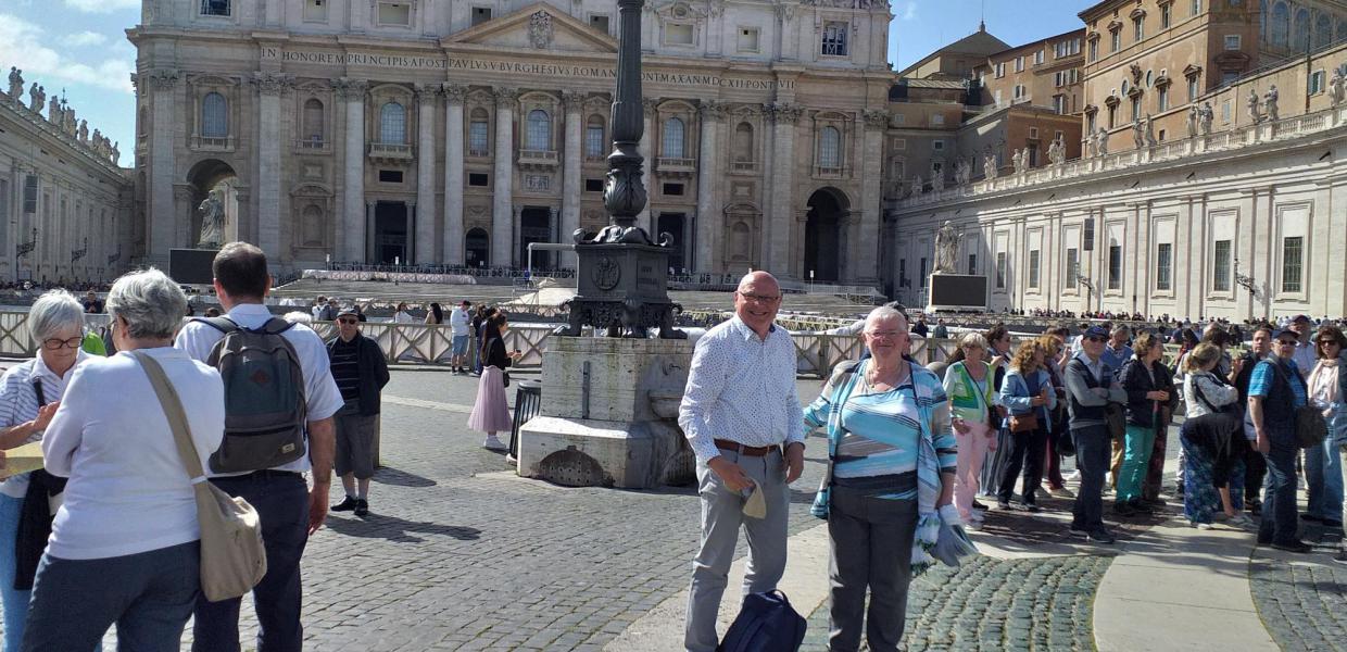 Rome-bedevaart Sint-Corneliusparochie Ninove - 8-11 april 2024 - Sint-Pietersplein © Carina Servranckx