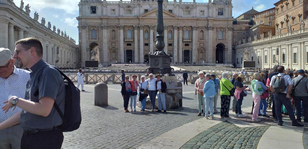 Rome-bedevaart Sint-Corneliusparochie Ninove - 8-11 april 2024 - Sint-Pietersplein © Carina Servranckx