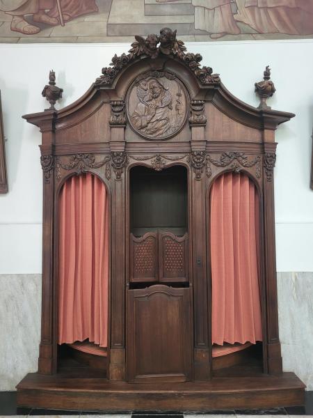 Biechtstoel in de Sint-Salvatorkerk 