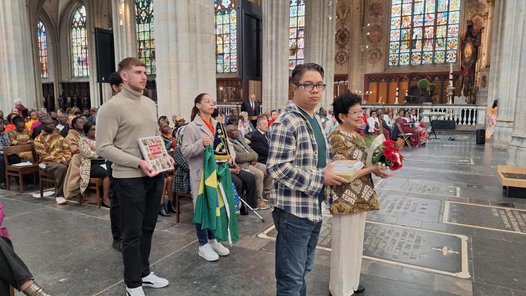 Internationale viering 16 juni Antwerpen sfeerbeeld offerande © Ninia Lucas voor Bisdom Antwerpen