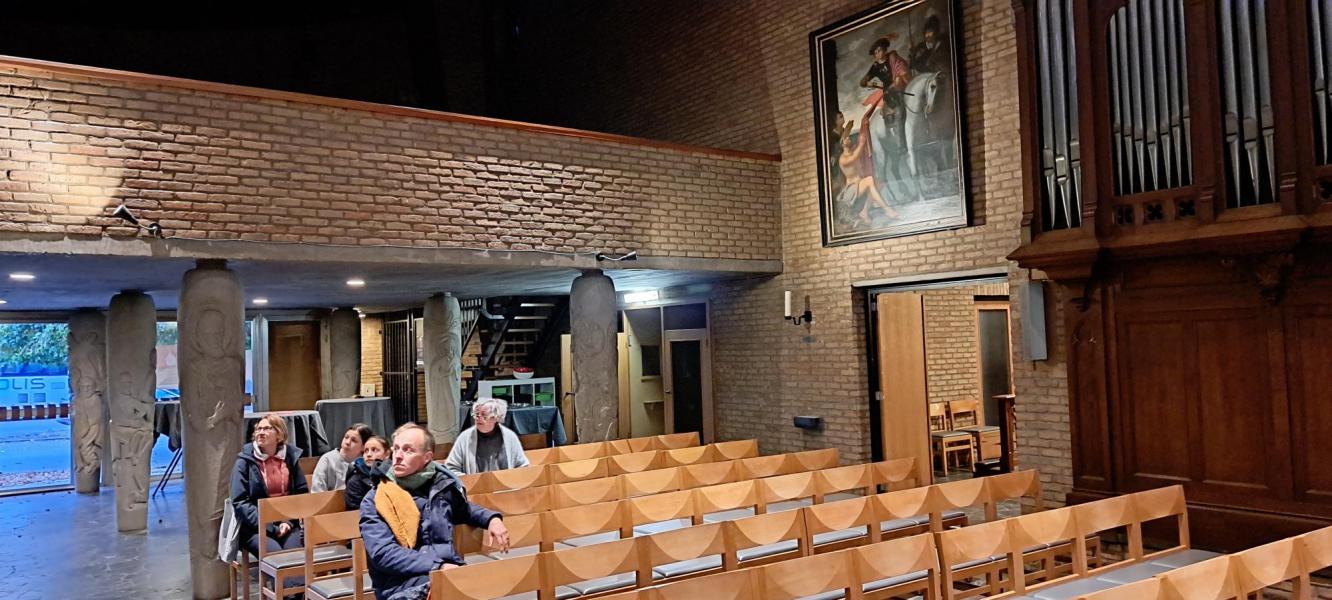 Het schip van de kerk waar de gelovigen zitten en wat uitleg bij het schilderij dat Sint-Martinus voorstelt. het is een kopie van het schilderij van Antoon Van Dyck  in Zaventem. Er is ook een muziekorgel om de vieringen op te luisteren © Kleopas
