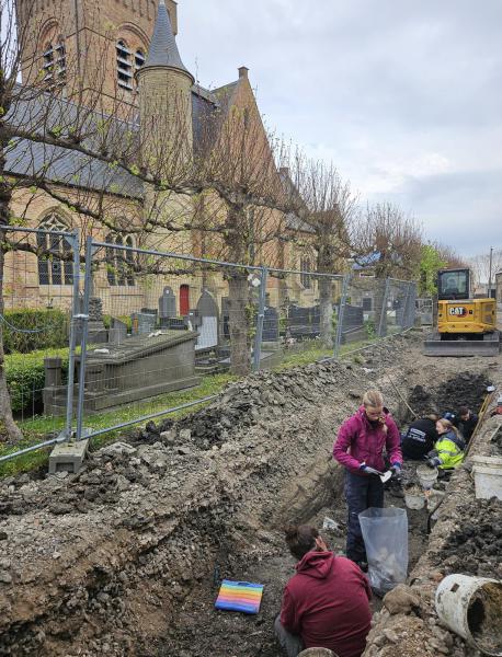 Diep in de grond leggen de archeologen de skeletten vrij © Jo Broucke