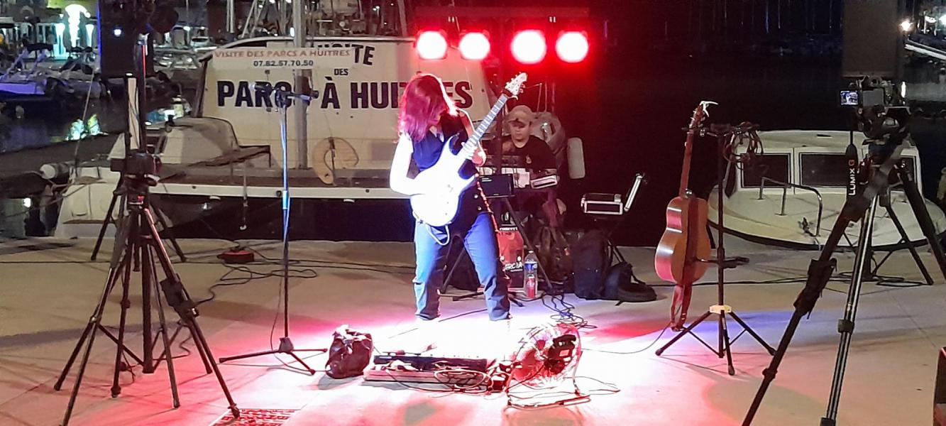 16juli Mèze Gitariste LENA fietspelgrim © T Poorters