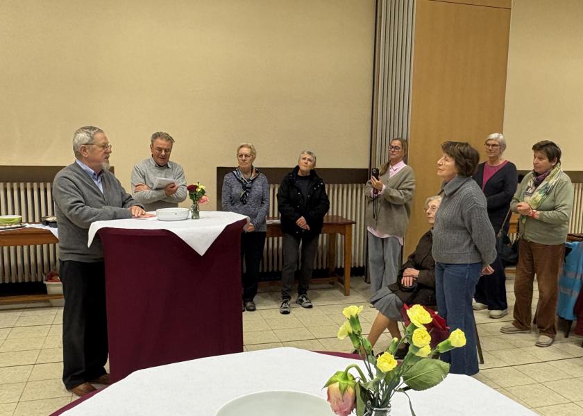 Het samenzijn werd verlengd in een warme ruimte van het grootseminarie. © Brugge-Mariastad vzw