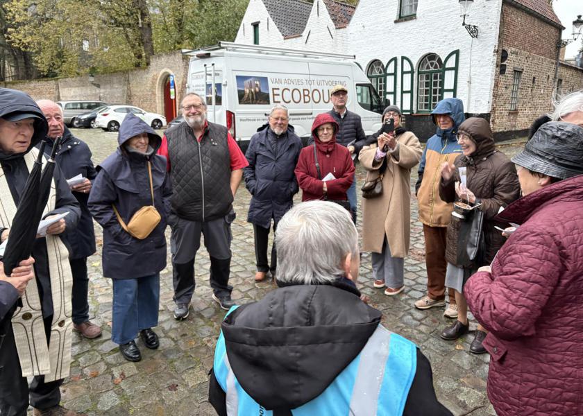 Ondanks de barre weersomstandigheden vond de kleine plechtigheid bij het beeld onverkort plaats. © Brugge-Mariastad vzw
