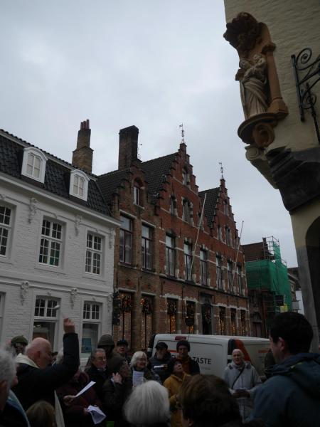 Priester Adelbert Denaux zegende het nieuwe beeld. 