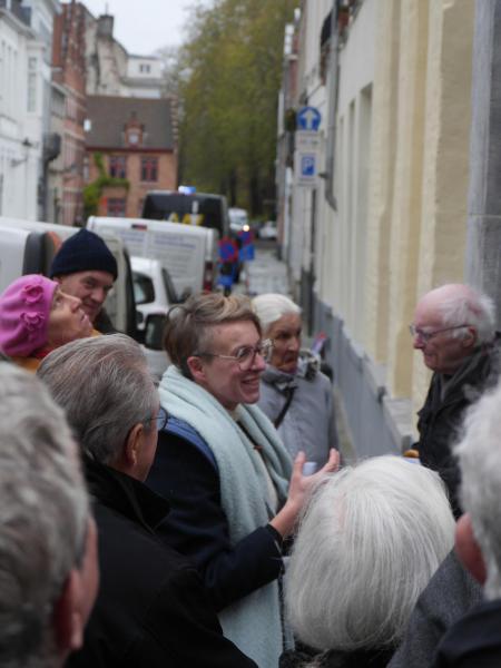 Delphine Vandevoorde lichtte de restauratie van de nis en het beeld toe. © Brugge-Mariastad vzw