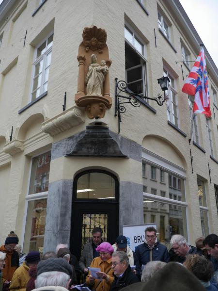 Leden van Brugge-Mariastad vzw zorgen voor het gebedsmoment en voor historische duiding bij het pand. © Brugge-Mariastad vzw