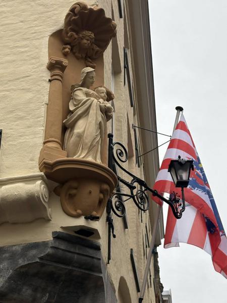 Het nieuwe beeld in de gerestaureerde nis. © Brugge-Mariastad vzw