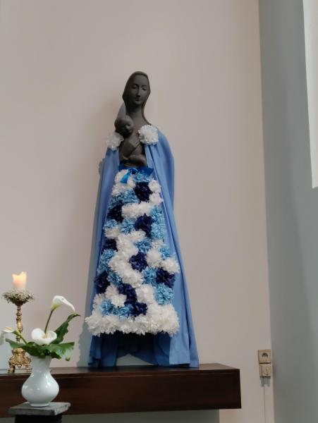 Bewoners van het woonzorgcentrum maakten een mantel voor Maria © Evelyne Raes