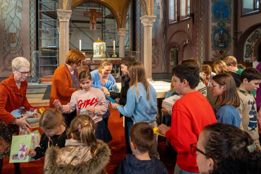 Tijdens de gezinsviering werden wenskaarten en snoepgoed overhandigd voor de gevangenen. © Studiokto