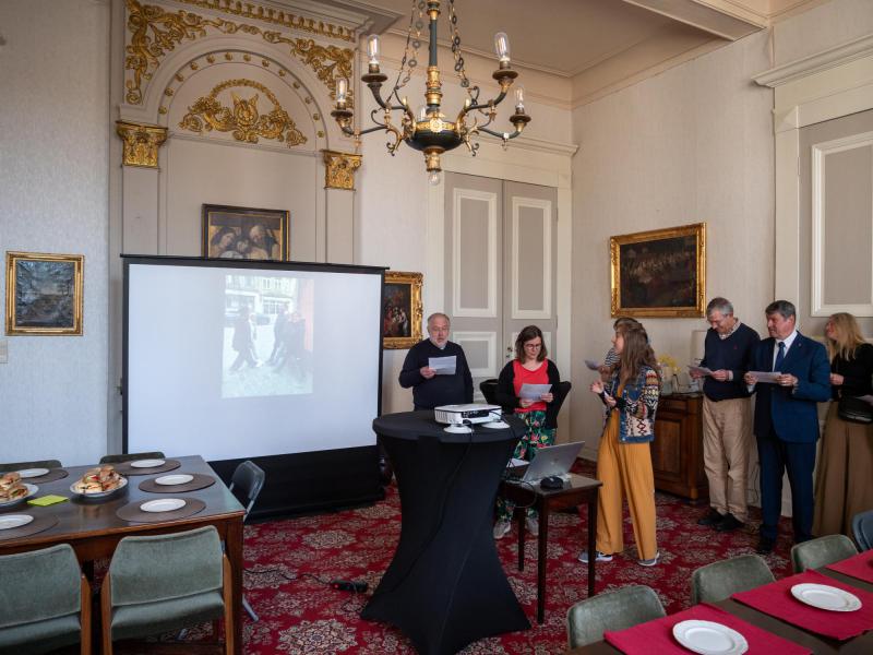 Dienst zorgpastoraat zingt het lied 'Hij ging er helemaal voor!' op de melodie van She goes nana  © Michiel Van Mulders