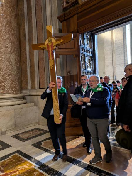 Paus Leo tijdens de rondgang op het Sint-Pietersplein ter gelegenheid van de wekelijkse audiëntie.  © -