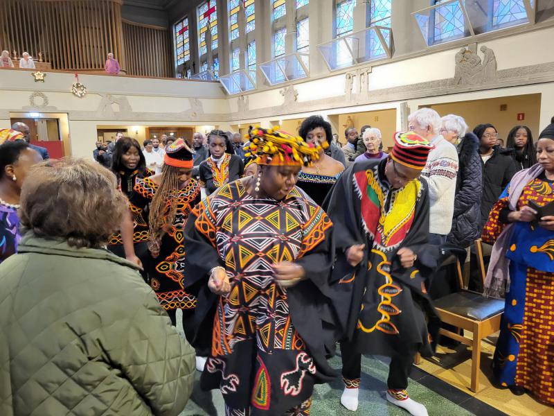 Het evangelieboek wordt al zingend en dansend in processie naar voor gebracht, Afrikazondag 2025 © Paul Renders