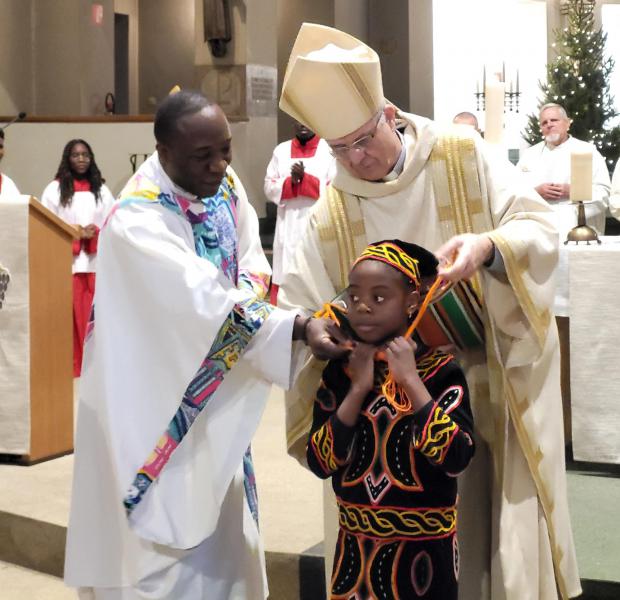 De Bisschop ontvangt het Evangelieboek van het kind, Afrikazondag 2025 © Paul Renders