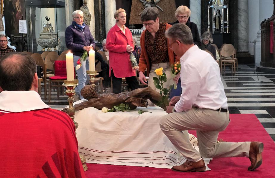 Goede Vrijdag 2025 - Kruisverering in de Abdijkerk Ninove © Philippe Meyer