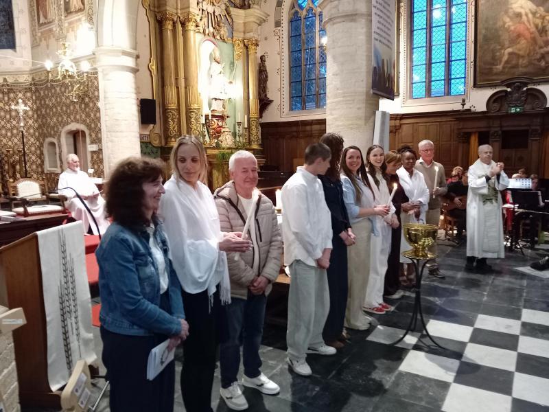 Lindsay, Dante, Maria, Nikole en Aminata met hun peters en meters © PM