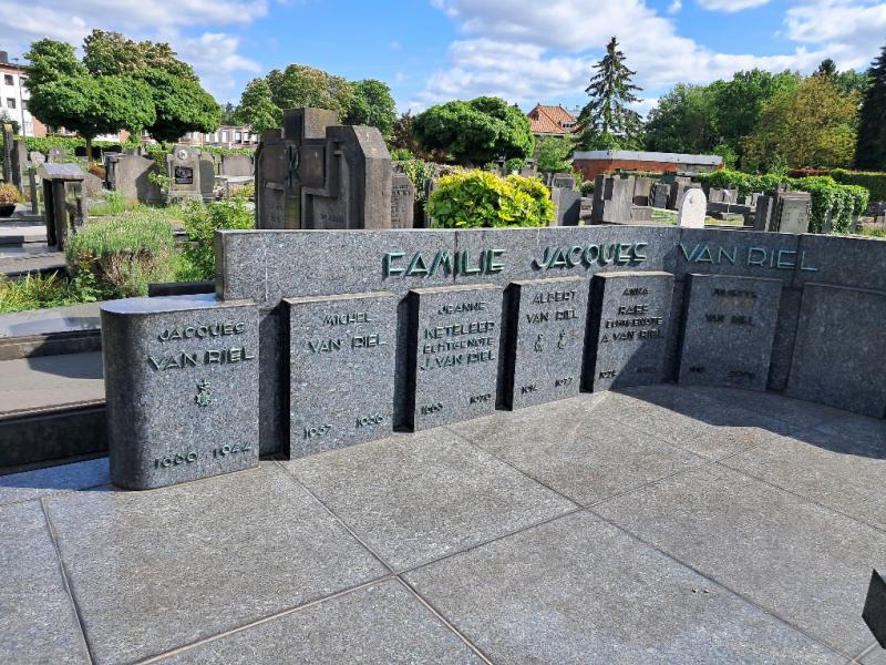 grafmonument Van Riel op de begraafplaats van Berchem © Alex Elaut