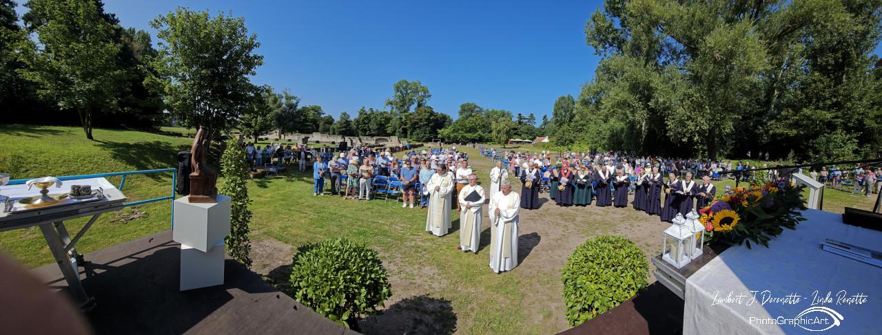 Openluchtviering op de Abdijsite Ten Duinen © Lambert J. Derenette & Linda Renette