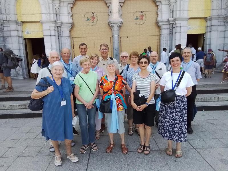 Enkelen van onze groep uit Evere na de openingsviering samen met onze Aartsbisschop Monseigneur Luc Terlinden en bisschoppelijk vicaris voor Brussel Tony Frison op de foto voor de Basiliek van de Rozenkrans. © François