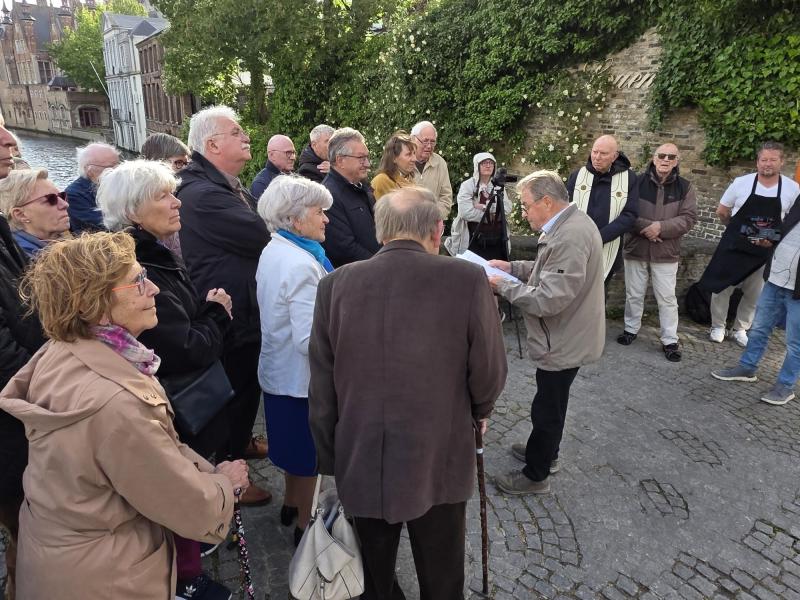 Willy De Four geeft toelichting bij het nieuw geplaatste beeld. © Brugge-Mariastad vzw