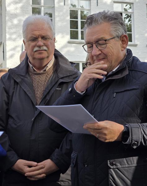 Burgemeester De fauw en schepen Blontrock als trouwe aanwezigen bij de inzegeningen.. © Brugge-Mariastad vzw