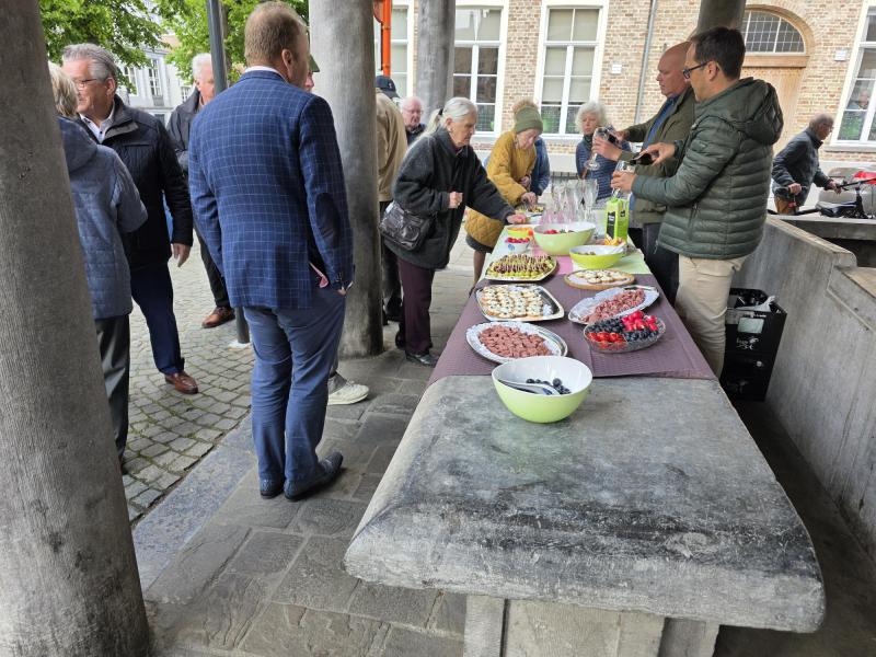 Een glaasje en een hapje achteraf op een bijzondere locatie. © Brugge-Mariastad vzw
