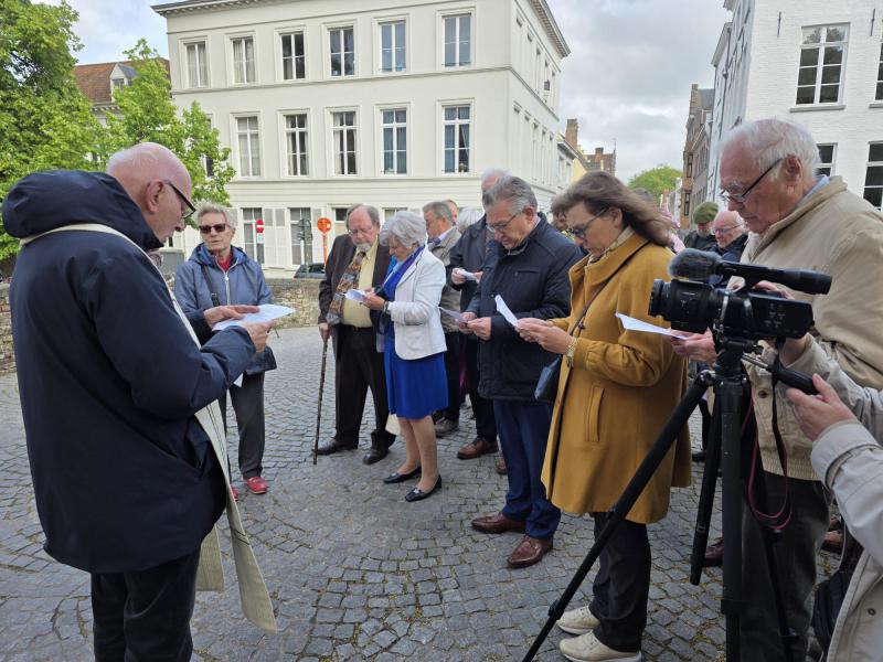 Schenkster mevr. Destoop (met wit jasje) en echtgenoot waren aanwezig bij de inzegening. © Brugge-Mariastad vzw