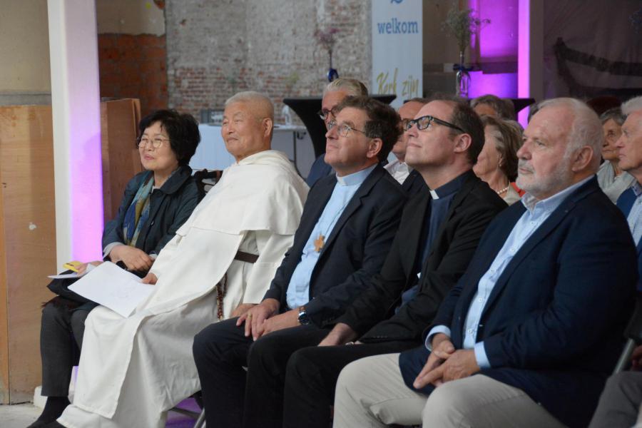 Cathérine (zus van père Kim), père Kim, bisschop Lode, deken Mathias en burgemeester Jean-Marie. © Rik Cloet