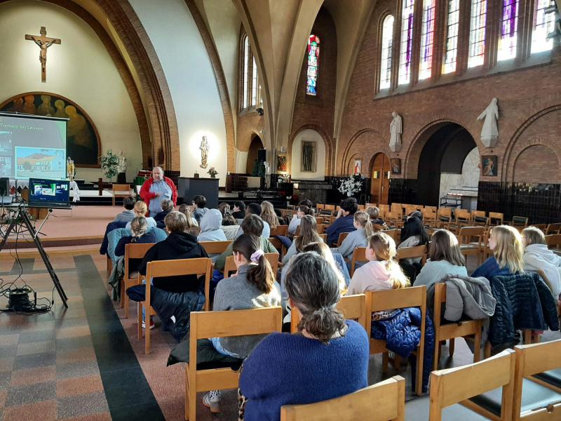 De vormelinegn leren pater Damiaan kennen 