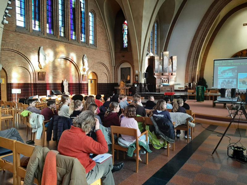 De vormelinegn leren pater Damiaan kennen 