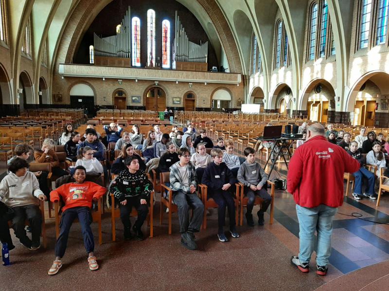 De vormelinegn leren pater Damiaan kennen 