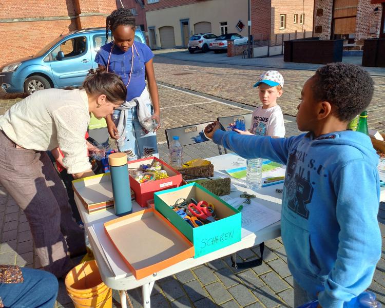 Na de wandeling aan de slag in het zonnetje buiten de kerk © gvc