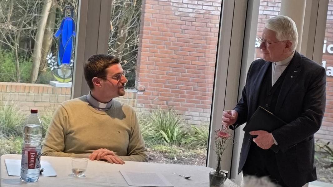 Mgr. Smet en priester Mathias Dick © Gracy Peelman