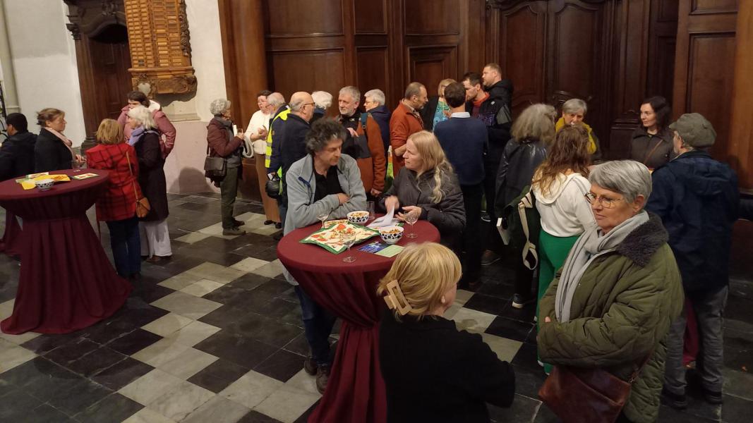 Na afloop van de lezing werd intens nagepraat © gvc