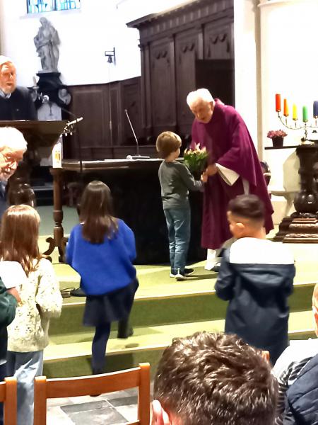 Tweede ingroeiviering van de eerste communicanten 