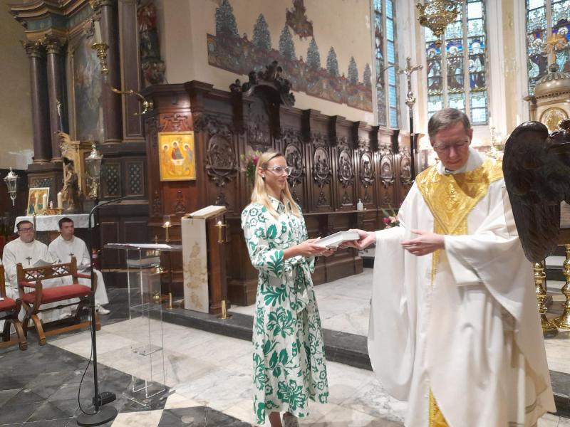 Bijbeloverhandiging © Parochie Maldegem
