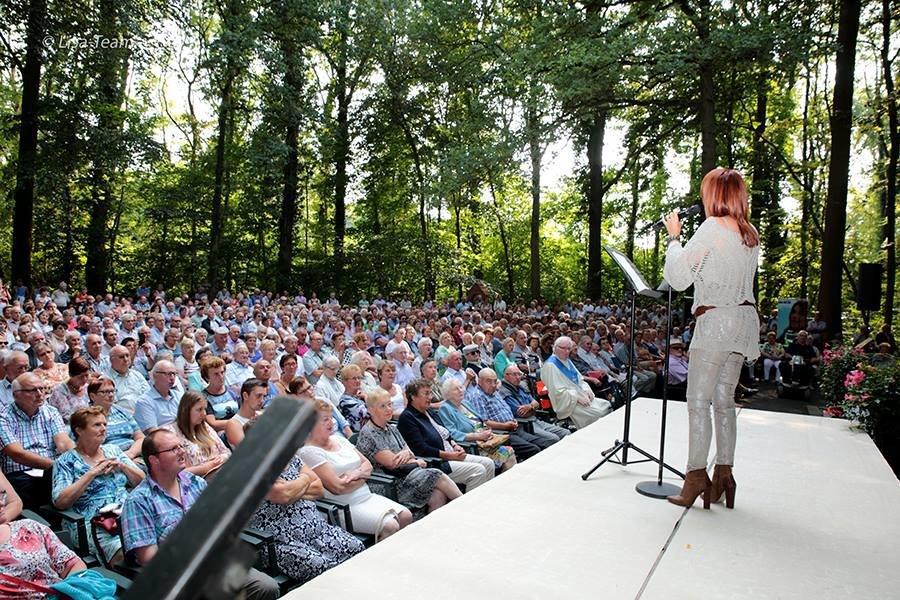 Lisa del Bo zingt aan de Lourdesgrot in Houthulst (26 augustus 2017). 