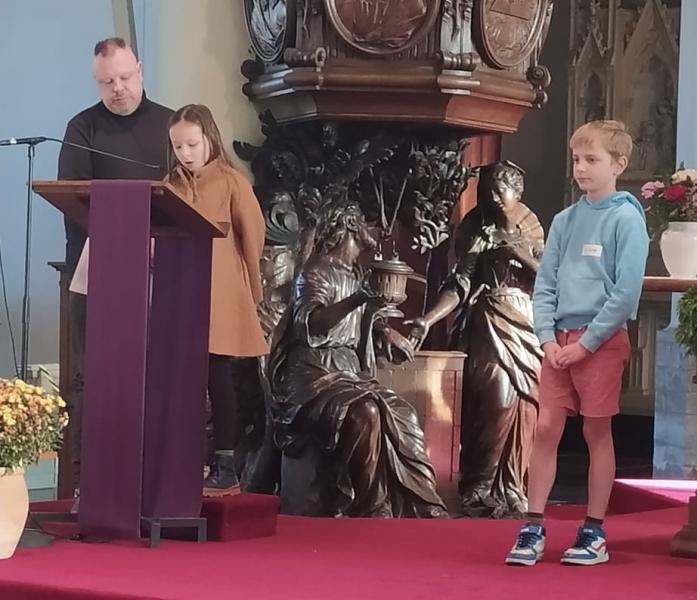 Bij aanvang van de viering wordt iedereen welkom geheten. © Luc Vanlaerhoven