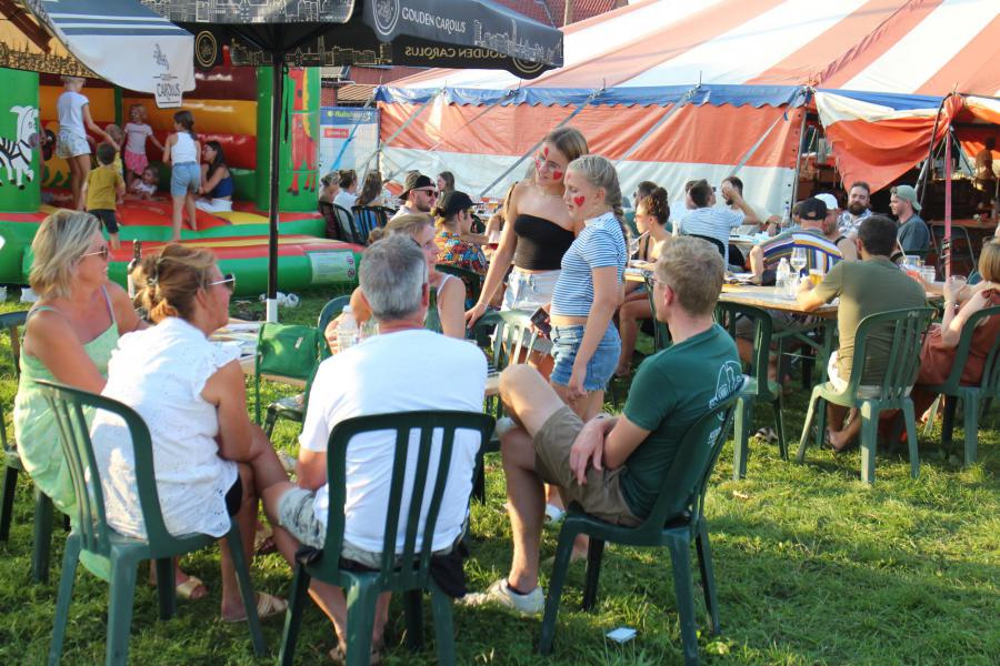 De ouders genieten terwijl de kinderen zich uitleven op het springkasteel © RvH