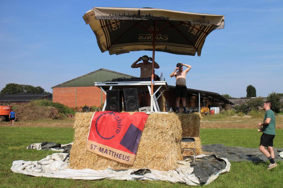 Ook de DJ vluchtte voor de zon © RvH
