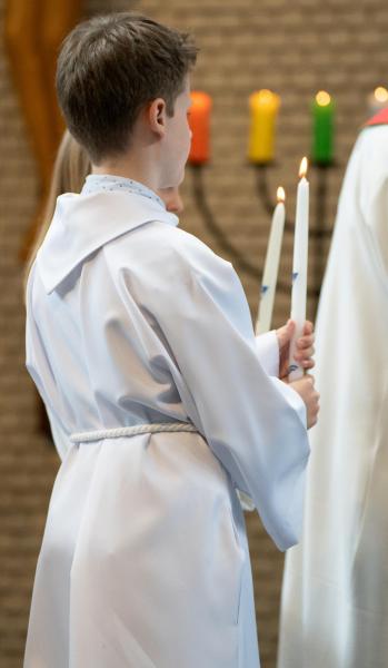 De kaarsen van de vormelingen worden ontstoken aan de paaskaars.  © 't Fotograafken, Belsele