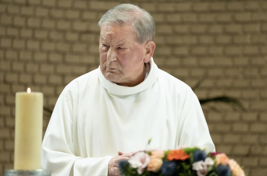 Rik Corens aan het altaar tijdens de eucharistieviering, 26 mei 2024                © 't Fotograafken