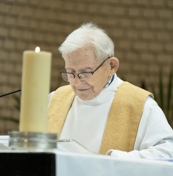 E.H. Cyriel Dehandschutter aan het altaar tijdens de eucharistieviering, 26 mei 2024                © 't Fotograafken