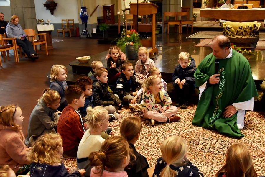 Kindvriendelijke viering - Gesprekje met de kinderen © Ludo Vanderhoven