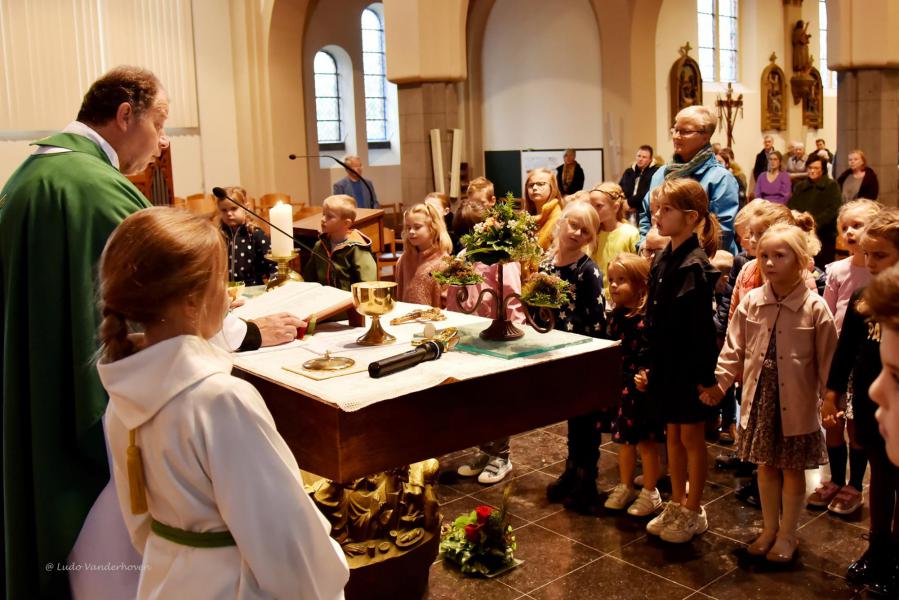 Kindvriendelijke viering - Samen bidden rond het altaar © Ludo Vanderhoven